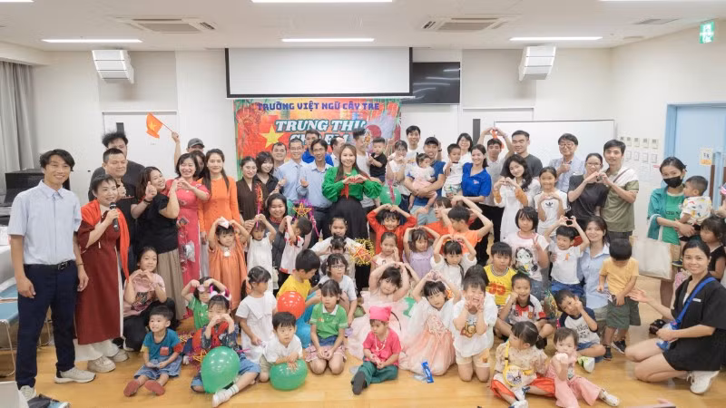 Trường Việt ngữ Cây Tre (Osaka, Nhật Bản) tổ chức chương trình Tết Trung thu cho các em học sinh.