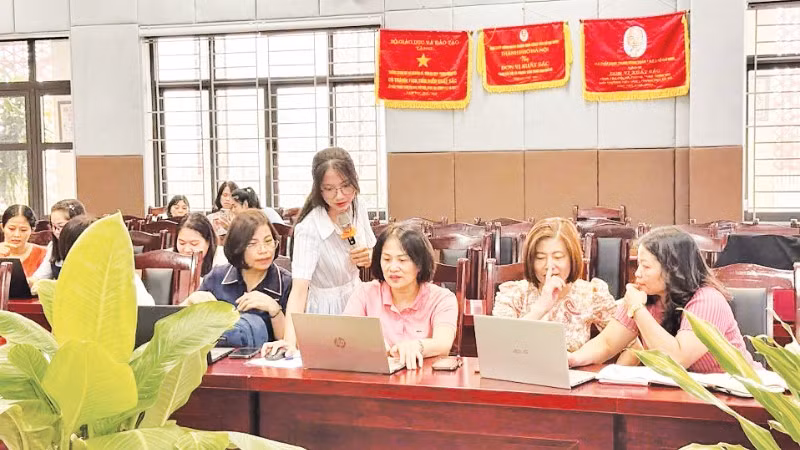 Đội ngũ cán bộ, giáo viên Trường trung học cơ sở Giảng Võ (phường Giảng Võ, thành phố Hà Nội) thường xuyên tập huấn chuyên môn để triển khai các phương pháp giáo dục mới.