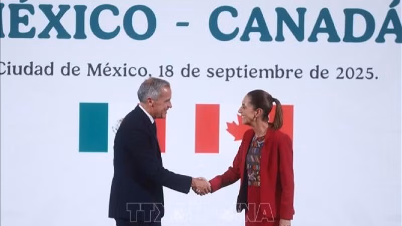 Tổng thống Mexico Claudia Sheinbaum (phải) trong cuộc gặp Thủ tướng Canada Mark Carney đang ở thăm Mexico, ngày 18/9/2025. (Ảnh: THX/TTXVN)