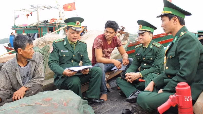Cán bộ Trạm kiểm soát biên phòng Cửa Lân, Bộ đội Biên phòng thành phố Hải Phòng tuyên truyền, phổ biến, giáo dục pháp luật cho ngư dân xã Nam Thịnh. (Ảnh: BĐBP)