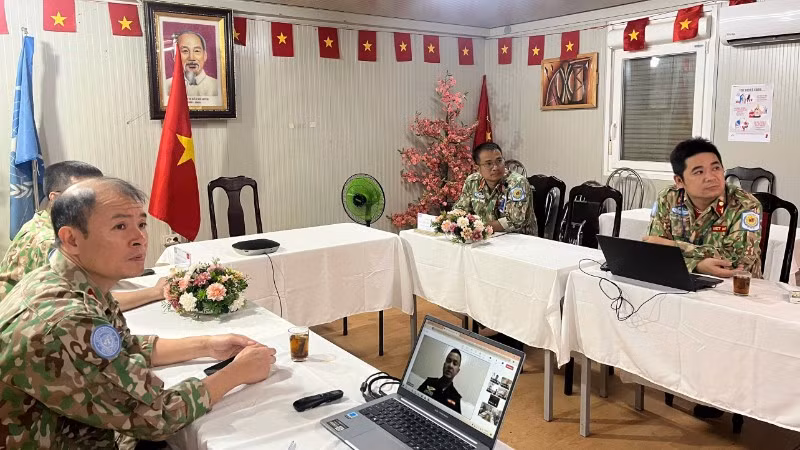 Tổ công tác Bộ Công an và Tổ công tác Bộ Quốc phòng tổ chức buổi làm việc trực tuyến nhằm trao đổi thông tin, chia sẻ kinh nghiệm thực tiễn tại địa bàn. (Ảnh: Cục Gìn giữ hòa bình Việt Nam)