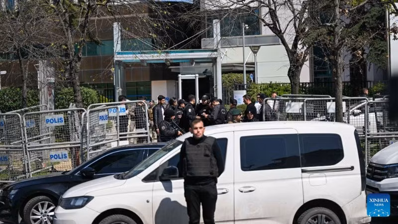 Hiện trường sau vụ nổ súng bên ngoài Lãnh sự quán Israel ở thành phố Istanbul, Thổ Nhĩ Kỳ ngày 7/4/2026. (Ảnh: XINHUA)