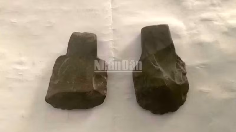 Các rìu đá hàng nghìn năm tuổi được phát hiện trong hang Én ở Vườn quốc gia Phong Nha-Kẻ Bàng.