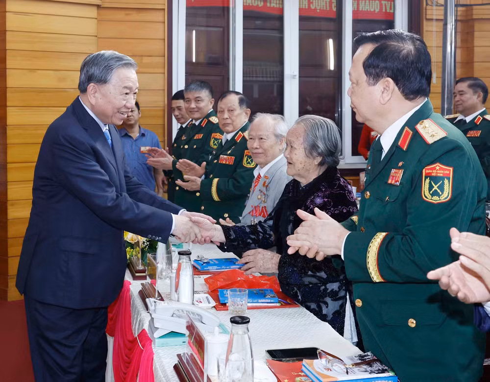 vna-potal-tong-bi-thu-chu-tich-nuoc-du-le-don-nhan-danh-hieu-anh-hung-llvt-nhan-dan-cua-quan-khu-5-8725077.jpg