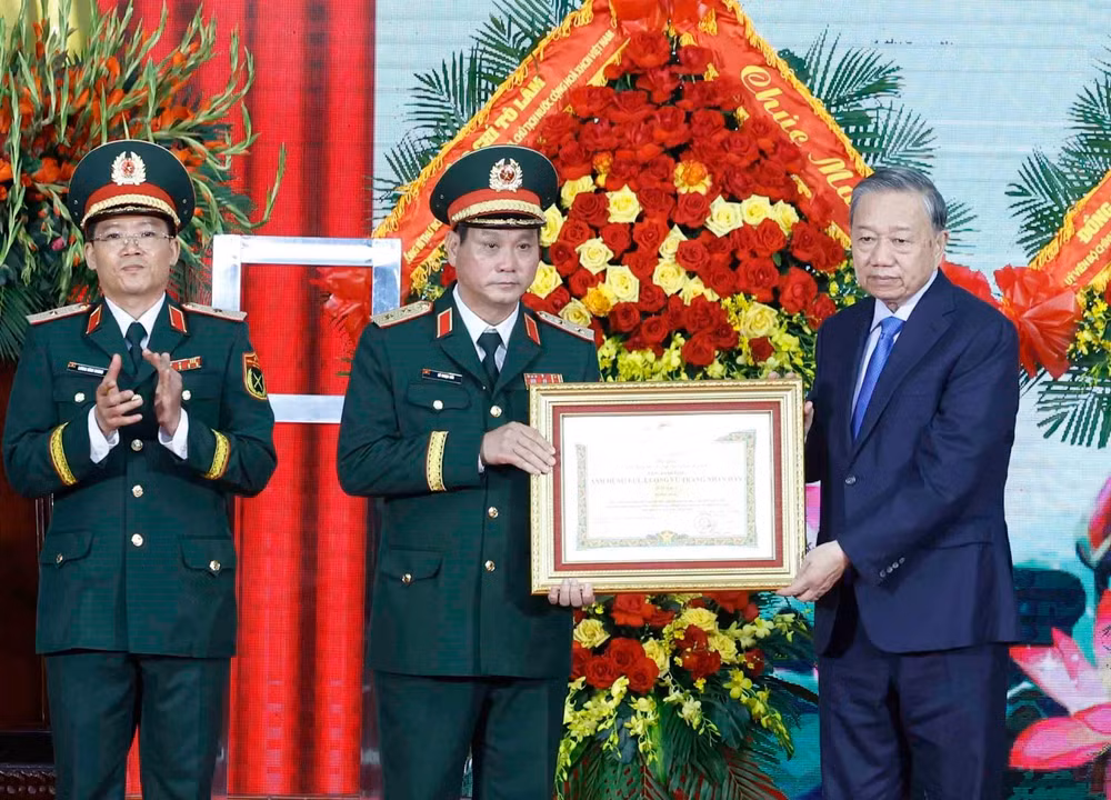 vna-potal-tong-bi-thu-chu-tich-nuoc-du-le-don-nhan-danh-hieu-anh-hung-llvt-nhan-dan-cua-quan-khu-5-8725086.jpg