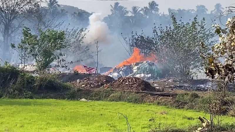 Hiện trường vụ cháy cơ sở dự trữ pháo hoa ở Thrissur, bang Kerala, miền nam Ấn Độ ngày 21/4/2026. (Ảnh: ANI/TTXVN)