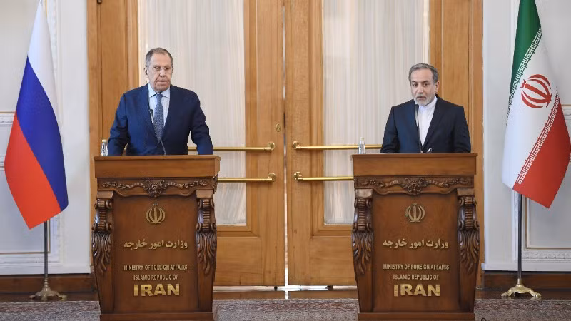Ngoại trưởng Nga Sergei Lavrov (trái) và người đồng cấp Iran Abbas Araghchi tại cuộc họp báo chung. (Ảnh: THX/TTXVN)
