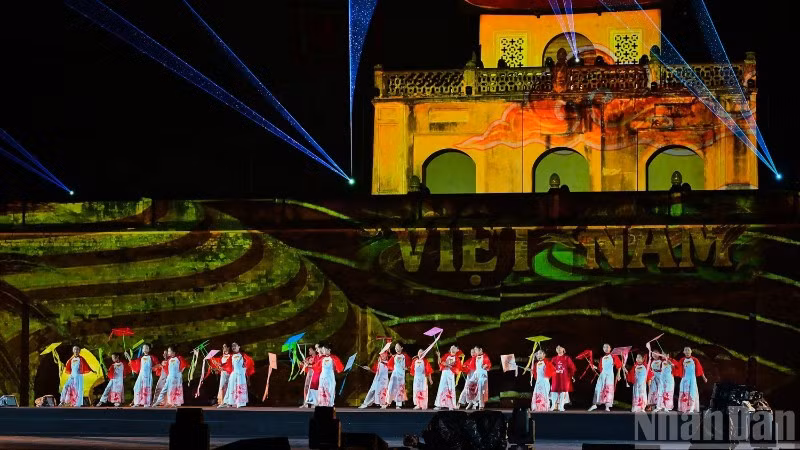Hình ảnh tại lễ khai mạc Festival Thăng Long-Hà Nội lần thứ nhất năm 2025 tối 7/11. (Ảnh: BẢO LONG)