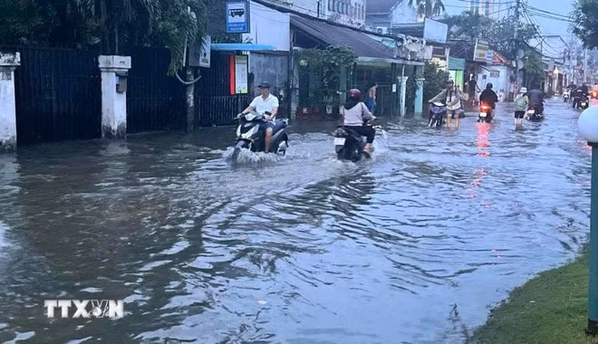 Triều cường dâng cao tại Khu vực Bình Quới-Thanh Đa (Thành phố Hồ Chí Minh) sáng sớm 6/11/2025. (Ảnh: Trung Tuyến/TTXVN)