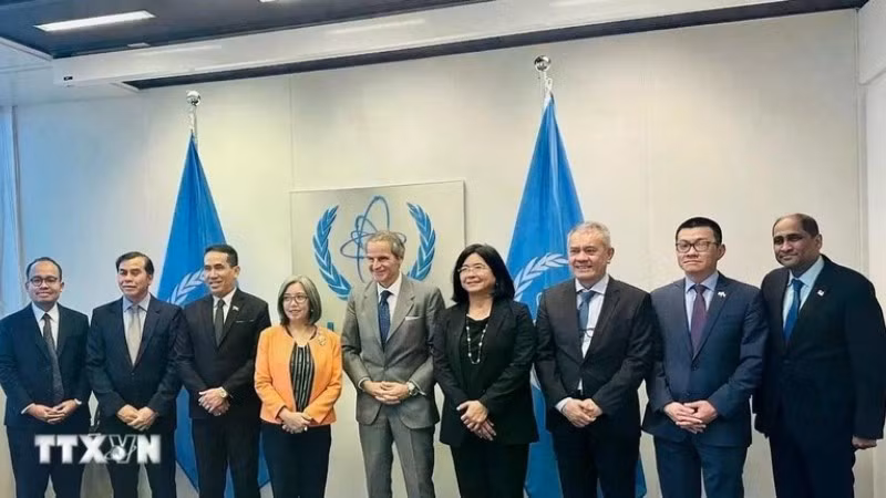Tổng Giám đốc Cơ quan Năng lượng nguyên tử quốc tế (IAEA) Rafael Grossi (giữa) chụp ảnh lưu niệm cùng Đại sứ và Trưởng Phái đoàn các nước ASEAN tại Vienna. (Ảnh: TTXVN phát)