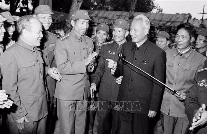 Thủ tướng Phạm Văn Đồng và các chiến sĩ công an nhân dân trong ngày ngành Công an đón nhận danh hiệu Anh hùng Lực lượng vũ trang nhân dân (ngày 5/1/1980). (Ảnh tư liệu: TTXVN)