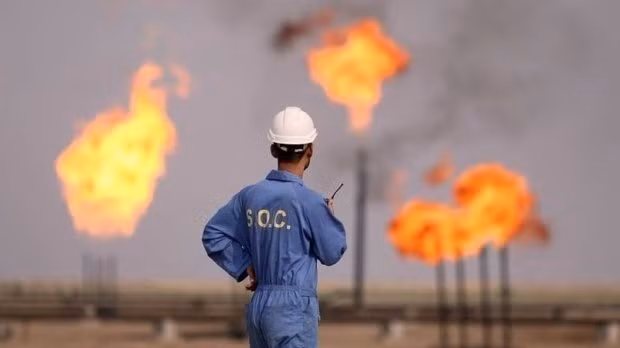 Công nhân làm việc tại cơ sở khai thác dầu của Iran trên đảo Khark. (Ảnh: IRNA/TTXVN)