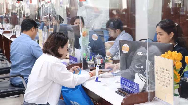 Người dân và doanh nghiệp đến nộp hồ sơ tại Trung tâm Phục vụ hành chính công tỉnh Tây Ninh được tiếp đón, hướng dẫn tận tình. (Ảnh: Bùi Giang/TTXVN)