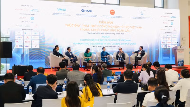 Một phiên tọa đàm chính tập trung vào giải pháp tham gia chuỗi cung ứng toàn cầu tại diễn đàn. 