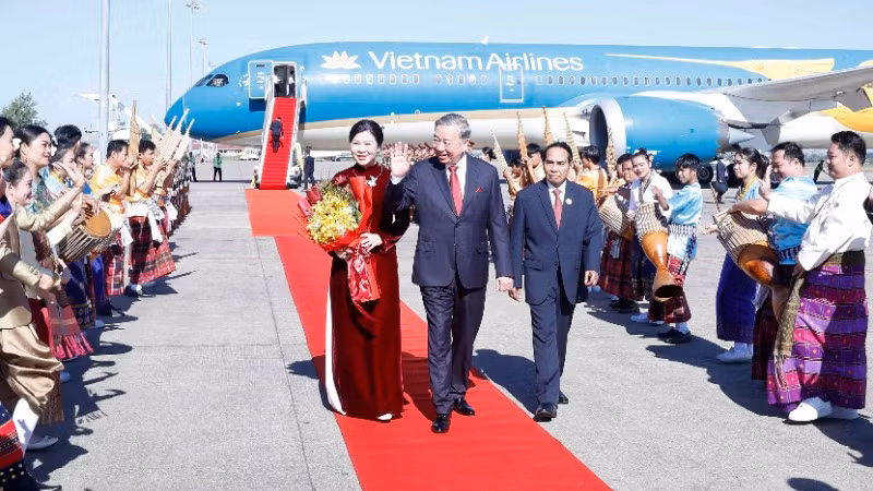 Lễ đón Tổng Bí thư Tô Lâm và Phu nhân tại sân bay quốc tế Wattay, Thủ đô Vientiane. (Ảnh: Thống Nhất/TTXVN)