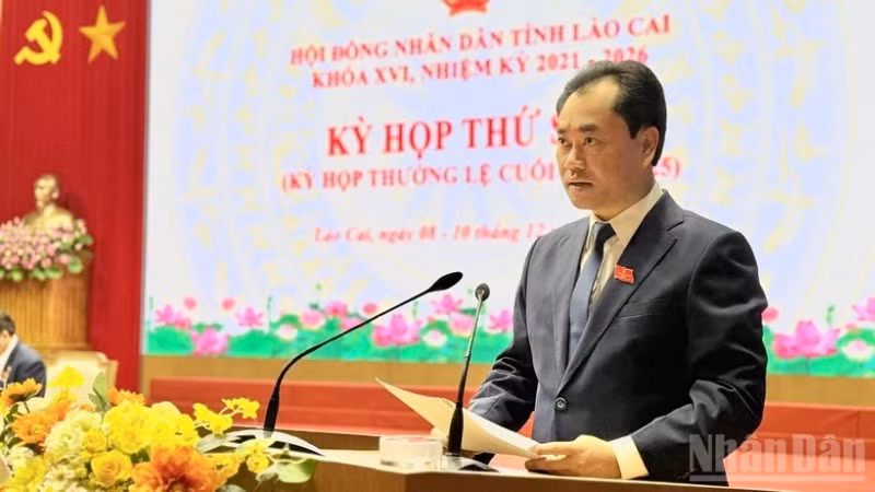 Đồng chí Trịnh Việt Hùng, Ủy viên dự khuyết Trung ương Đảng, Bí thư Tỉnh ủy, Chủ tịch Hội đồng nhân dân tỉnh Lào Cai phát biểu tại kỳ họp. (Ảnh: THANH SƠN)