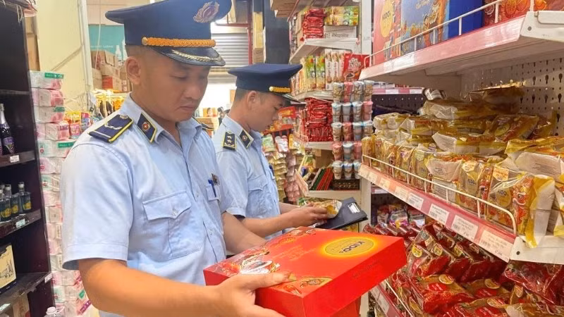 Lực lượng chức năng kiểm tra hàng hóa tại một cơ sở kinh doanh.