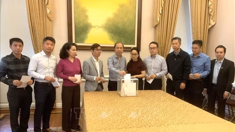 Cán bộ, nhân viên Đại sứ quán và các cơ quan đại diện của Việt Nam tại Mỹ quyên góp ủng hộ đồng bào bị bão lụt trong nước. (Ảnh: Ngọc Quang/TTXVN)