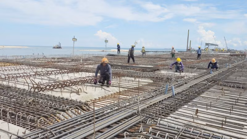 Khẩn trương thi công hạng mục bến cảng số 1 tại dự án Khu bến cảng Mỹ Thủy ở phía nam tỉnh Quảng Trị.