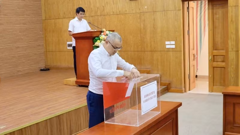Đồng chí Phạm Đại Dương cùng toàn thể cán bộ, công chức, viên chức, người lao động Ban Chính sách, chiến lược Trung ương chia sẻ với đồng bào bị thiệt hại do bão lũ.