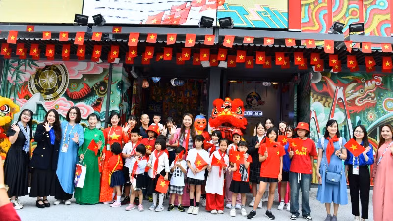Các em học sinh, các thầy cô giáo Trường Việt ngữ Cây Tre tham gia chương trình. 