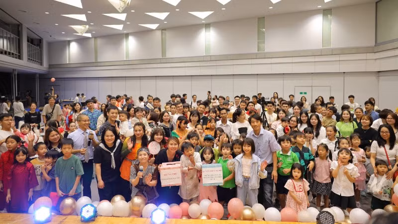 Khoảng 200 em nhỏ người Việt cùng phụ huynh đã tham gia chương trình "Vui hội Trăng rằm" tại thành phố Sakai, Nhật Bản.