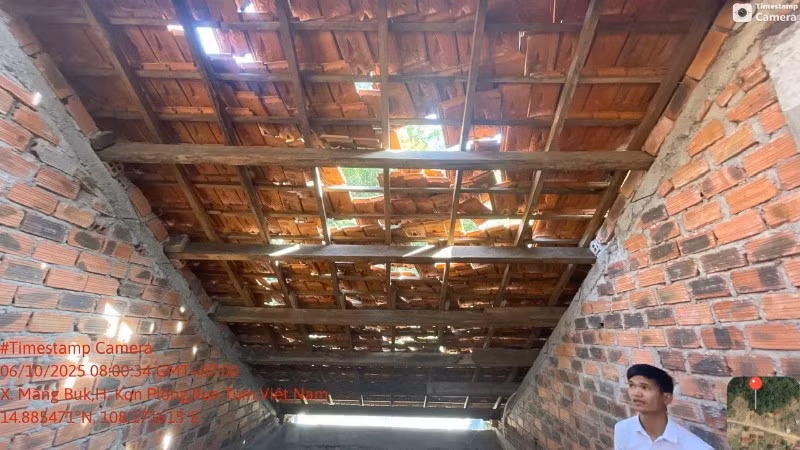 Cơ sở vật chất Trường phổ thông dân tộc bán trú cấp 1, 2 Măng Bút 2 (xã Măng Bút, tỉnh Quảng Ngãi) bị hư hỏng do ảnh hưởng các trận động đất xảy ra liên tiếp vào tối 5, rạng sáng 6/10.