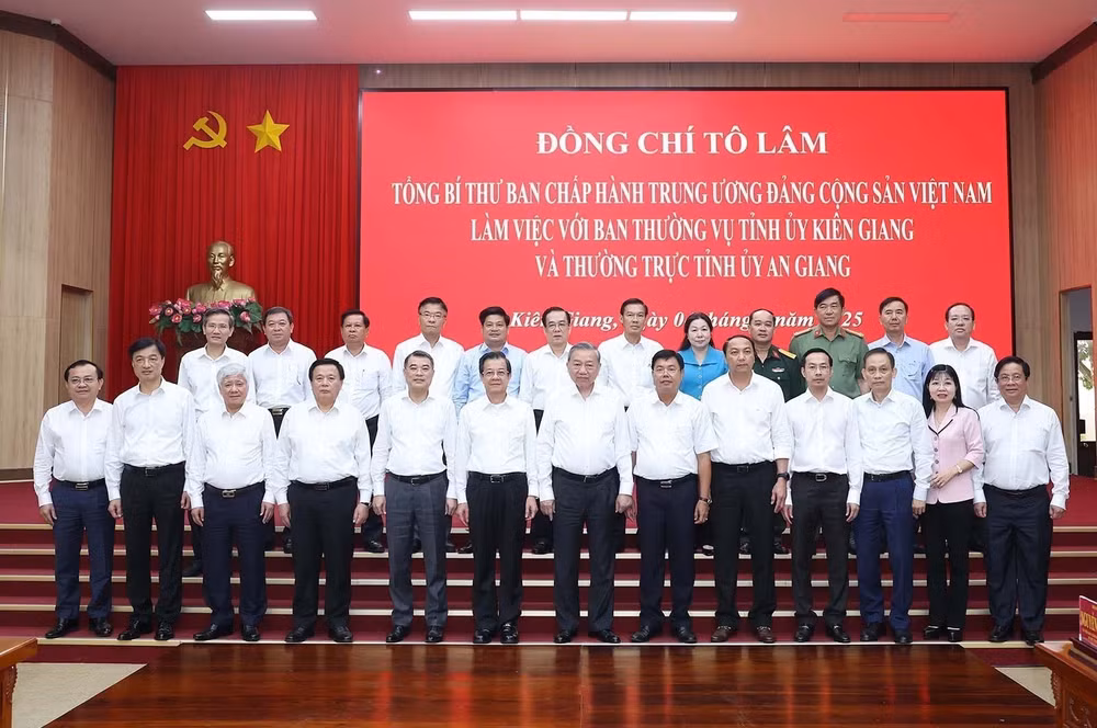 vna-potal-tong-bi-thu-lam-viec-voi-ban-thuong-vu-tinh-uy-kien-giang-va-thuong-truc-tinh-uy-an-giang-8072298.jpg