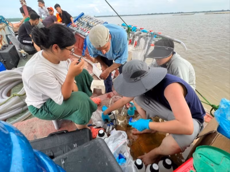 Các nhà nghiên cứu thu thập mẫu để phân tích, đánh giá tác động của rác thải nhựa với môi trường và sức khỏe con người. (Ảnh: THÚY HƯỜNG)