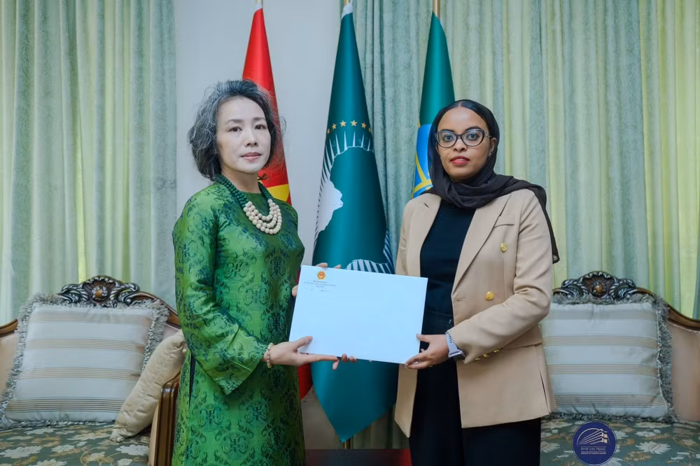 anh-trinh-ban-sao-copy-cho-cuc-truong-cuc-le-tan-ethiopia-1.jpg
