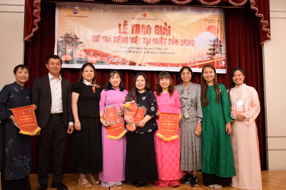 Ban tổ chức trao giải cho các thí sinh đạt danh hiệu “Sứ giả tiếng Việt tại Nhật Bản” năm 2026.