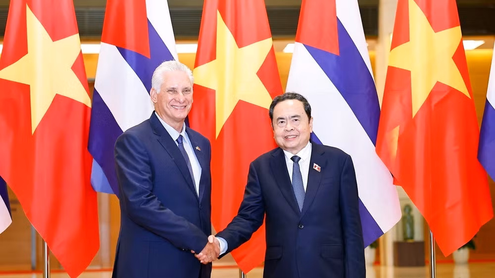 Chủ tịch Quốc hội Trần Thanh Mẫn đón Bí thư Thứ nhất Ban Chấp hành Trung ương Đảng Cộng sản Cuba, Chủ tịch nước Cộng hòa Cuba Miguel Díaz-Canel Bermúdez. (Ảnh: DOÃN TẤN/TTXVN)