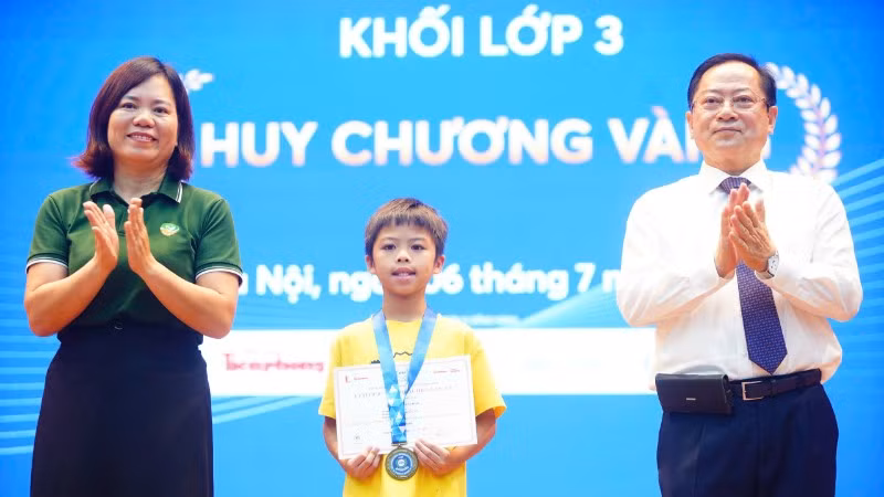 Ban tổ chức trao giải và giấy chứng nhận cho các thí sinh.