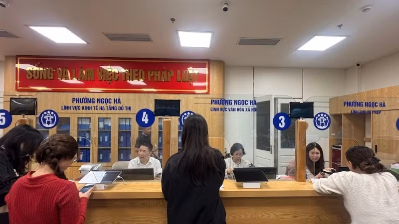 Khi dữ liệu được thay thế, việc yêu cầu người dân, doanh nghiệp xuất trình giấy tờ sẽ không còn cần thiết, góp phần tiết kiệm thời gian, chi phí và gánh nặng thực hiện chứng thực bản sao của Ủy ban nhân dân cấp xã. (Ảnh minh họa. Nguồn: TH)