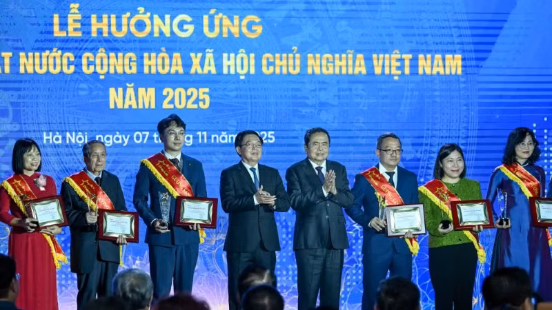 Chủ tịch Quốc hội Trần Thanh Mẫn và Phó Thủ tướng Chính phủ Hồ Quốc Dũng trao biểu trưng tôn vinh Gương sáng pháp luật lần thứ 3. (Ảnh: DUY LINH)