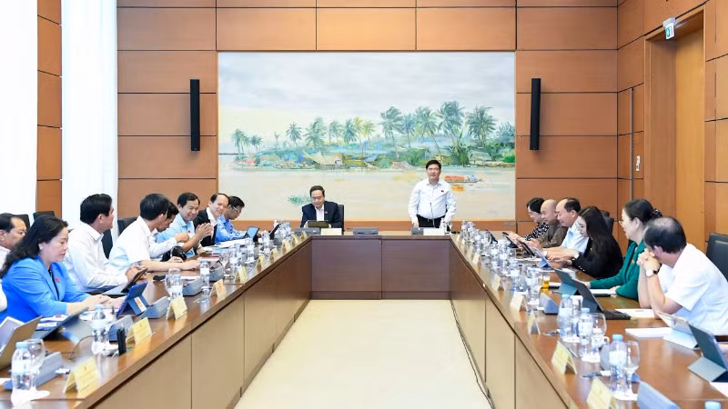 Đại biểu Quốc hội thảo luận tại tổ về Luật Viên chức (sửa đổi). (Ảnh: DUY LINH)