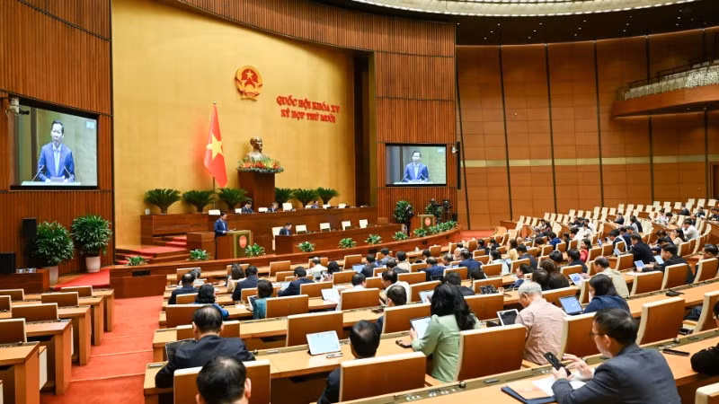 Quốc hội làm việc tại hội trường, nghe Tờ trình và Báo cáo thẩm tra dự án Luật sửa đổi, bổ sung một số điều của Luật Quản lý nợ công. (Ảnh: DUY LINH)