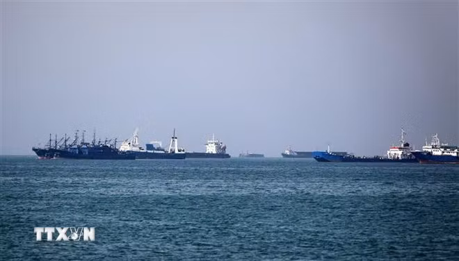 Tàu chở dầu hướng về eo biển Hormuz. (Ảnh: AFP/TTXVN)