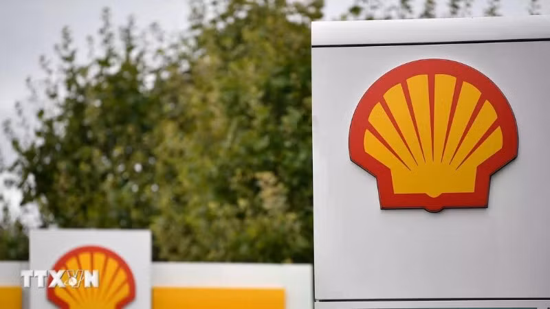 Biểu tượng Tập đoàn dầu mỏ Shell tại trạm xăng ở Etlham, Đông Nam thủ đô London, Anh. (Ảnh: AFP/TTXVN)