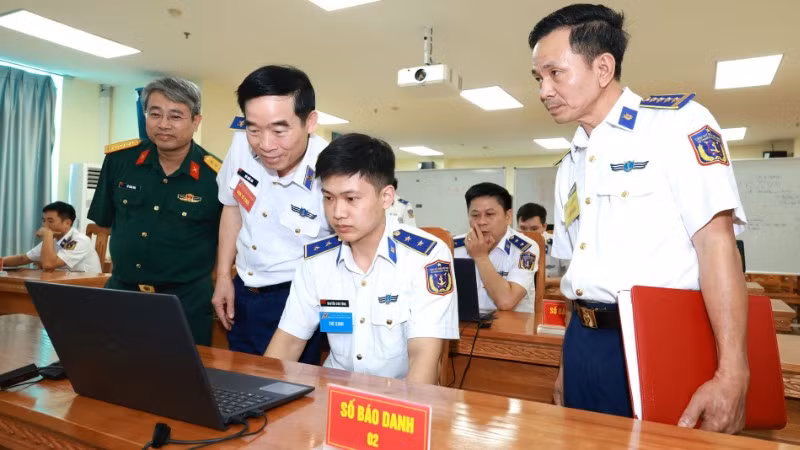 Trung tướng Bùi Quốc Oai theo dõi thí sinh thi trắc nghiệm trên máy tính.