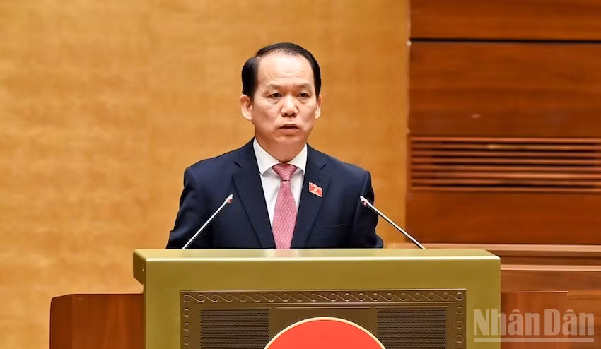 Ủy viên Ủy ban dự thảo sửa đổi, bổ sung một số điều của Hiến pháp năm 2013, Chủ nhiệm Ủy ban Pháp luật và Tư pháp của Quốc hội Hoàng Thanh Tùng trình bày báo cáo. (Ảnh: DUY LINH)