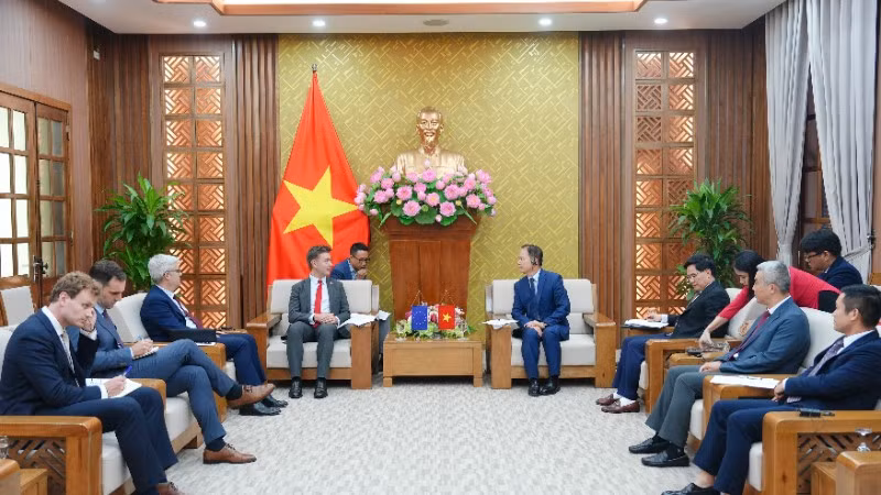 Bộ trưởng Tư pháp Hoàng Thanh Tùng tiếp Ngài Julien Guerrier, Đại sứ Liên minh châu Âu tại Việt Nam. (Ảnh: TL)