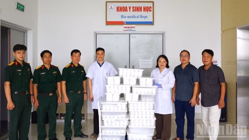 Viện Pháp y Quốc gia tiếp nhận mẫu hài cốt liệt sĩ do tỉnh Lào Cai bàn giao. (Ảnh: THANH SƠN)