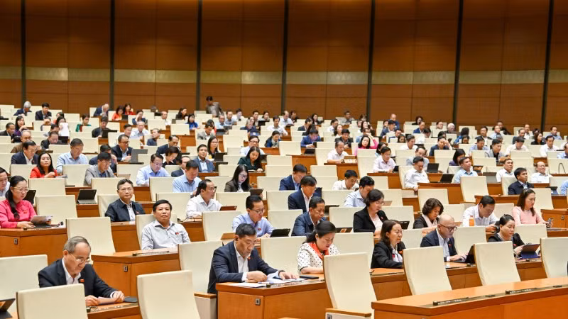 Quốc hội thảo luận tại hội trường về tình hình thực hiện dự toán ngân sách Nhà nước và kết quả thực hiện các nghị quyết của Quốc hội về phát triển kinh tế-xã hội. (Ảnh: THỦY NGUYÊN)