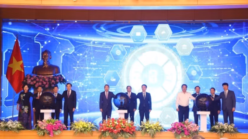 Thủ tướng Phạm Minh Chính cùng lãnh đạo các bộ, ngành bấm nút khai trương Cổng Pháp luật quốc gia. (Ảnh: TL)