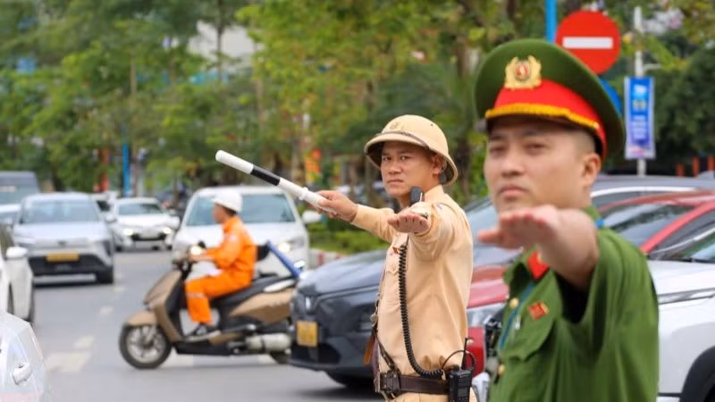 Lực lượng Cảnh sát giao thông Hà Nội bố trí tối đa lực lượng phân luồng, điều tiết giao thông. (Ảnh: Công an Hà Nội)