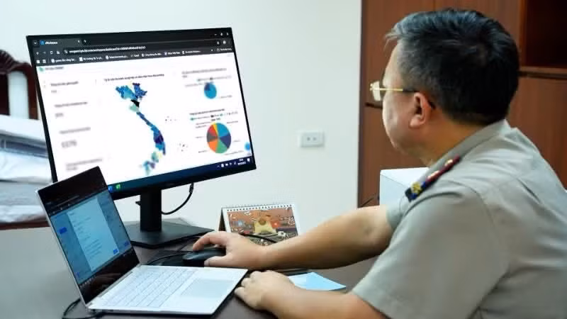 Thông qua trợ lý AI tại Trung tâm Giám sát, Điều hành thông minh Hệ thống thi hành án dân sự, lãnh đạo có thể theo dõi tiến độ xử lý ngay trên một màn hình điều hành tập trung. (Ảnh: TP)