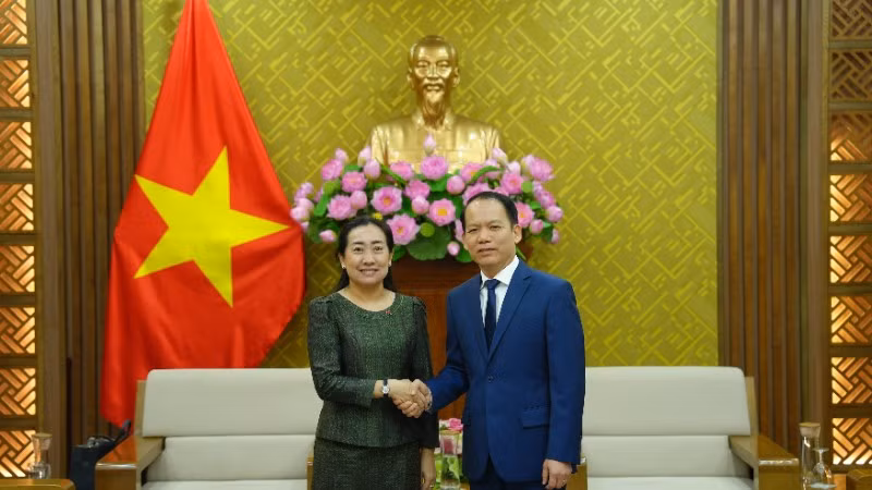 Bộ trưởng Tư pháp Hoàng Thanh Tùng tiếp bà Touch Pharat, Đại sứ đặc mệnh toàn quyền Vương quốc Campuchia tại Việt Nam. (Ảnh: TL)
