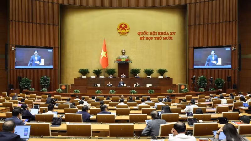 Quốc hội thảo luận ở hội trường về dự án Luật Thương mại điện tử. (Ảnh: DUY LINH)