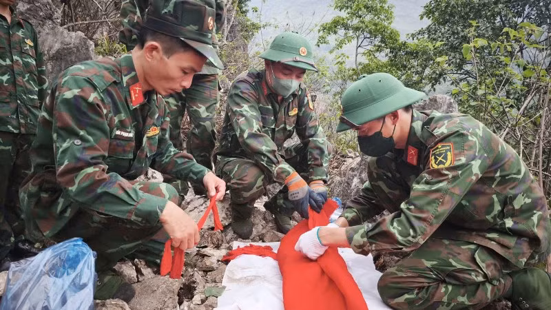 Đội tìm kiếm và quy tập hài cốt liệt sĩ cất bốc hài cốt liệt sĩ mới được phát hiện.